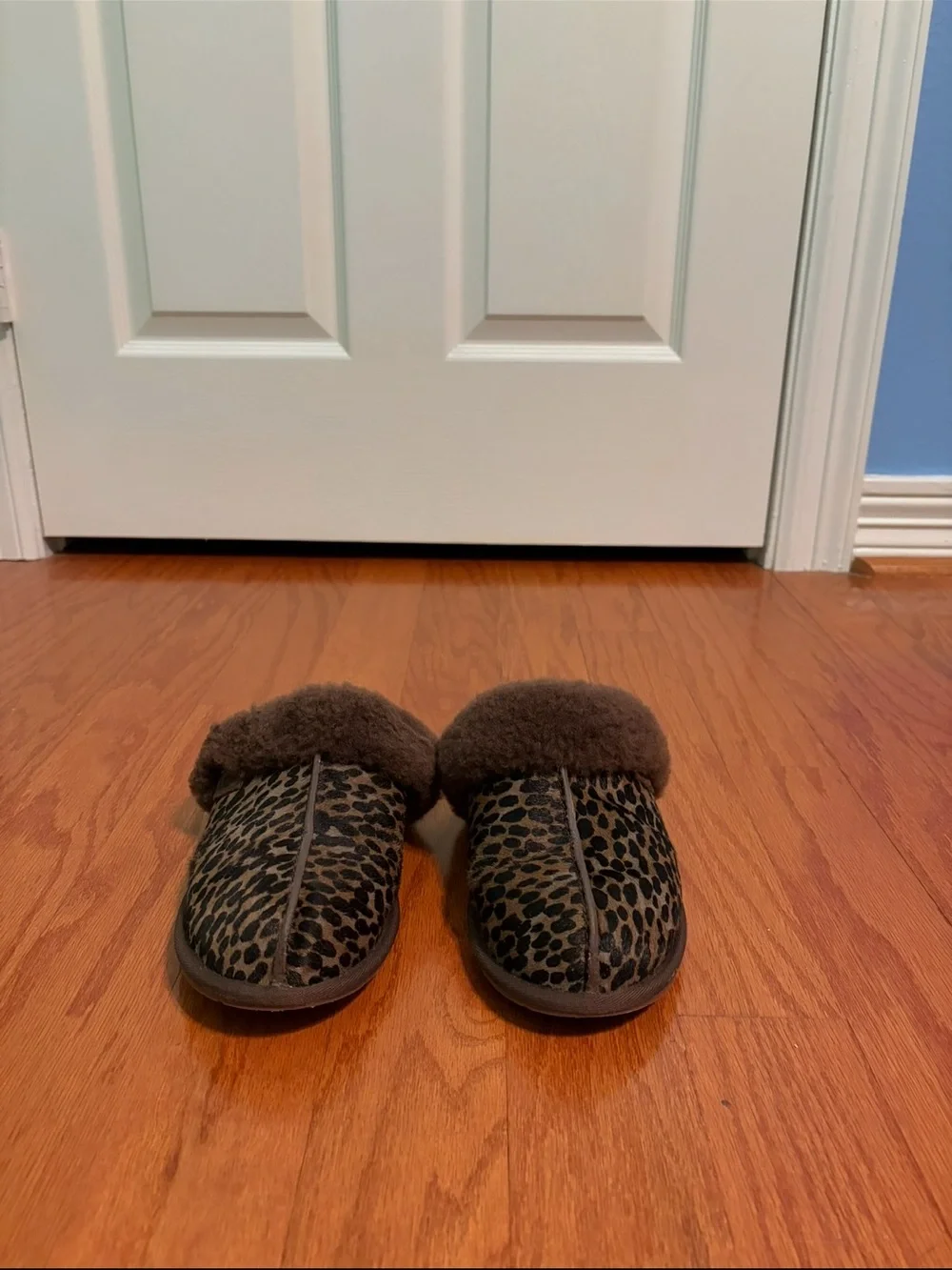 UGG Scuffette II Leopard Shearling Slippers Women's Size 9 - Picture 3 of 11